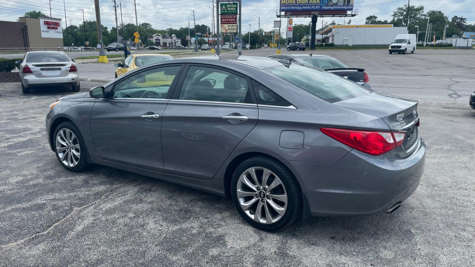 2012 GRAY Hyundai Sonata SE (5NPEC4AC4CH) with an 2.4L L4 DOHC 16V engine, 6-Speed Automatic transmission, located at 2710A Westlane Rd., Indianapolis, IN, 46268, (317) 291-2000, 39.885670, -86.208160 - Photo#5